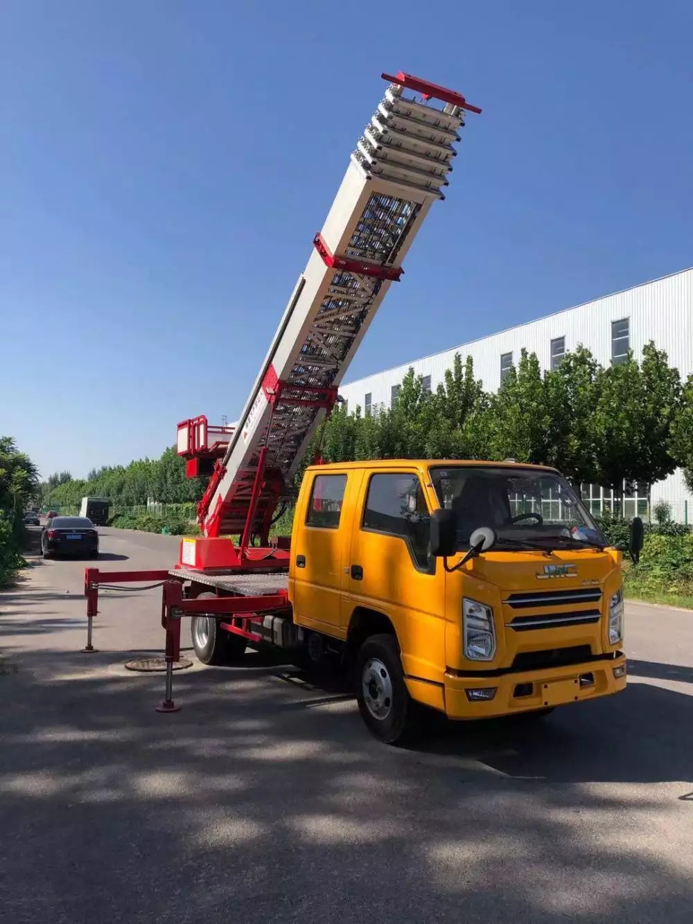 龙安附近的云梯车出租服务：轻松解决高空作业需求